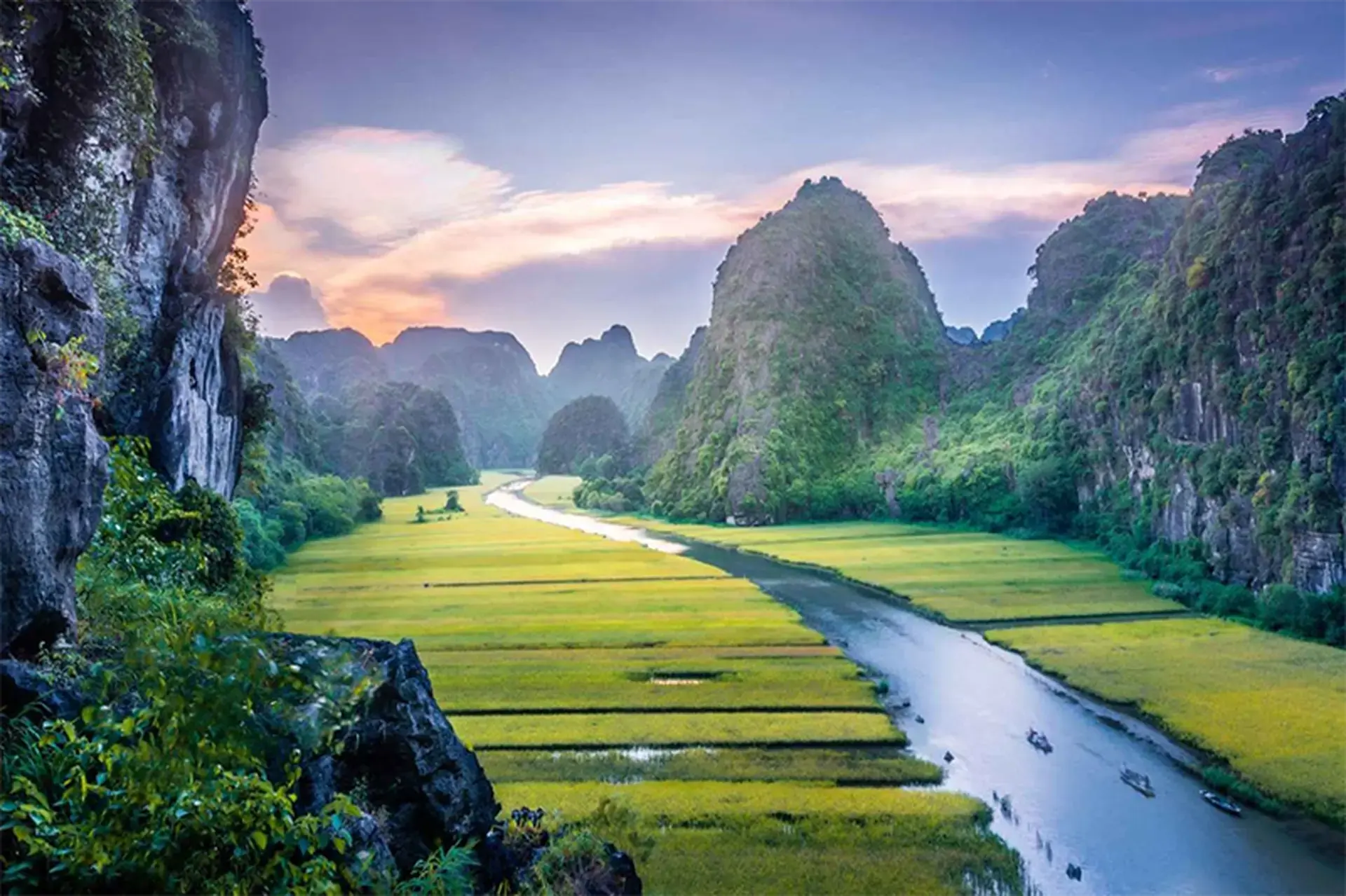 Ninh Binh travel at Tam Coc – Bich Dong with limestone mountains and river boat scenery
