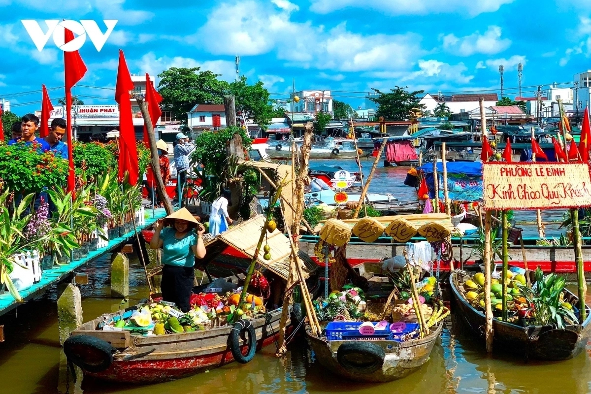 Boats selling fruits and vegetables at Cai Rang Floating Market in Can Tho.