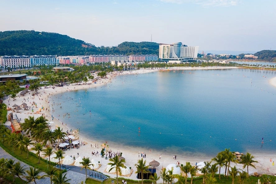 Aerial view of Do Son Beach with curved coastline and resorts in Hai Phong.