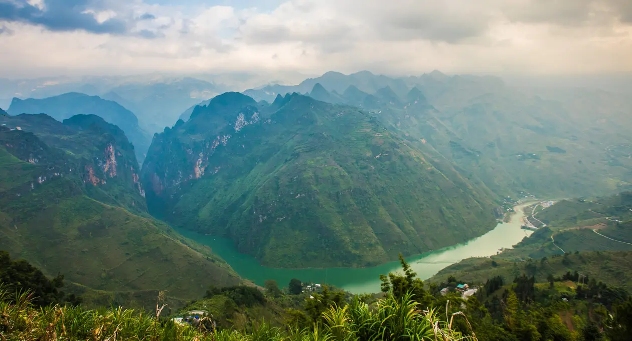 Scenic landscape of Nho Que River and Ma Pi Leng Pass, one of the most breathtaking destinations in Ha Giang, Vietnam.